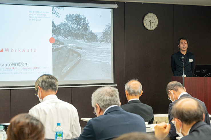 写真：スタートアップ企業のピッチで分かりやすく説明