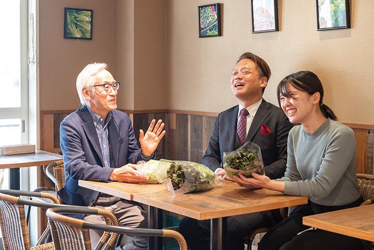 写真：AOI機構のコーディネーターと鈴木社長